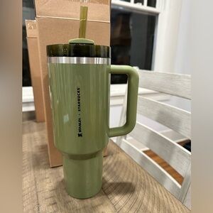 Starbucks x Stanley Olive Green LIMITED Release